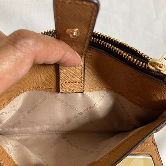 🔥🔥🔥Price Drop $45 MICHAEL KORS
Adele Logo Smartphone Wallet: Brown 🔥🔥🔥 - Picture 7 of 11